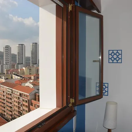 Habitación en casa particular Superviews, Parking 24h Vigilado Incluido Y Netflix En Habitación Independiente Con Baño Privado En Particular, Français&english Bilbao
